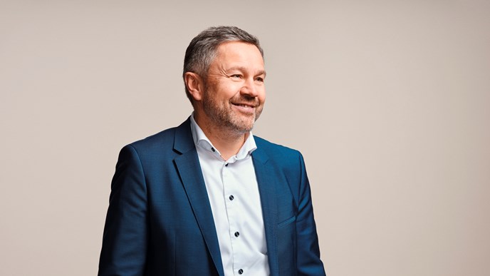 Billede af Morten Møller fra siden med hånden i lommen
