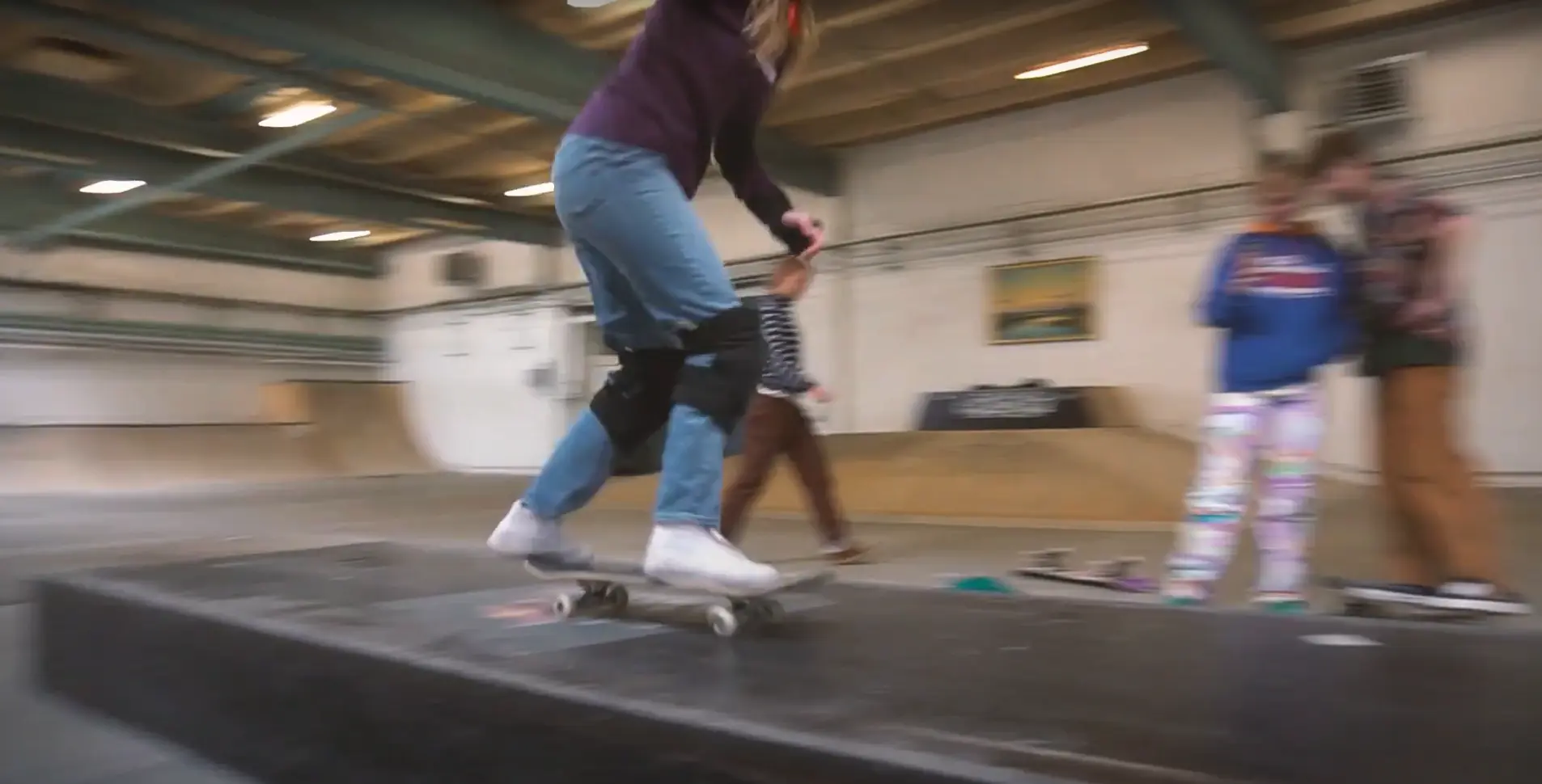 Børn der står på skateboard