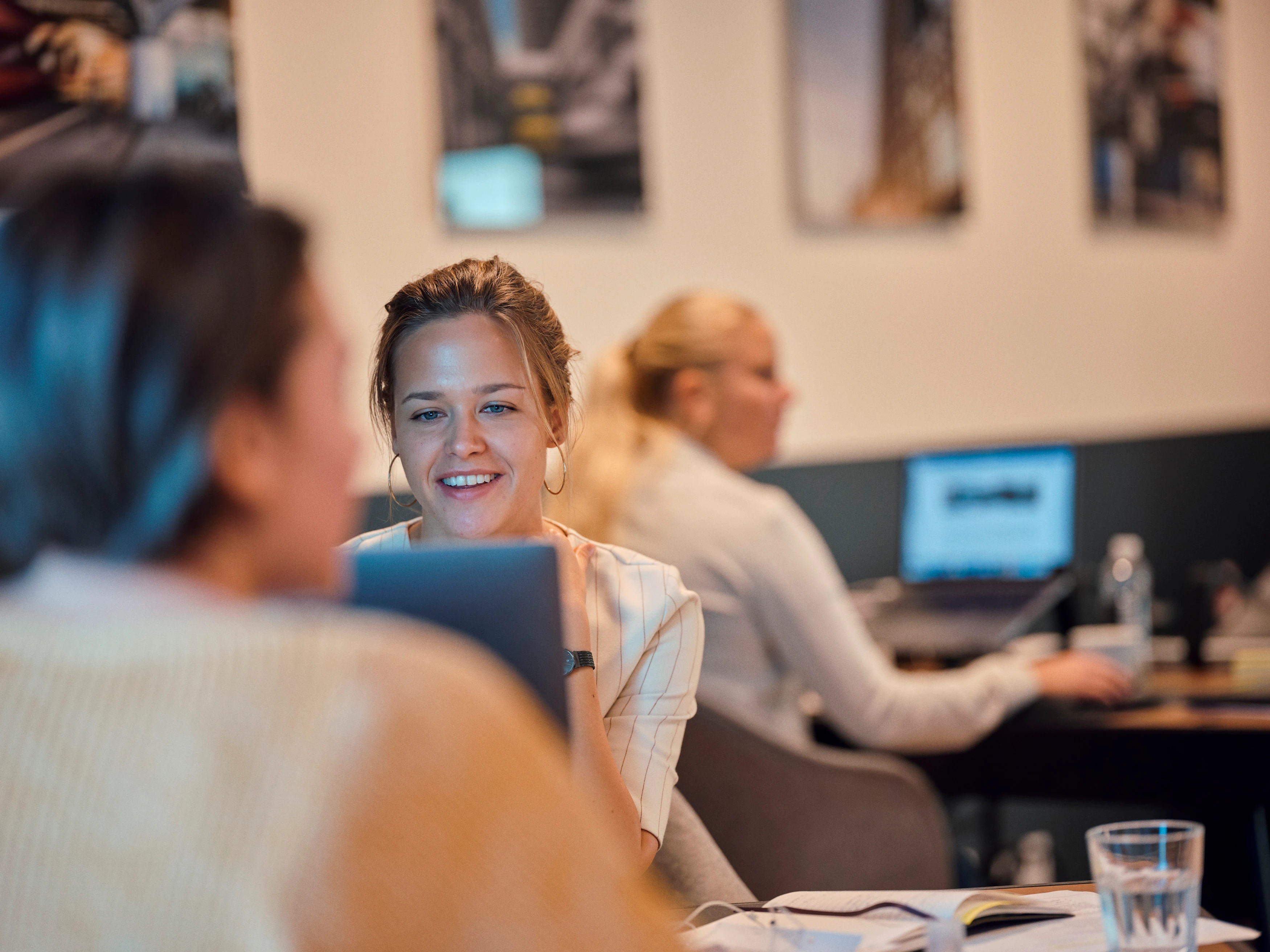 En ung kvinde arbejder ved sin computer