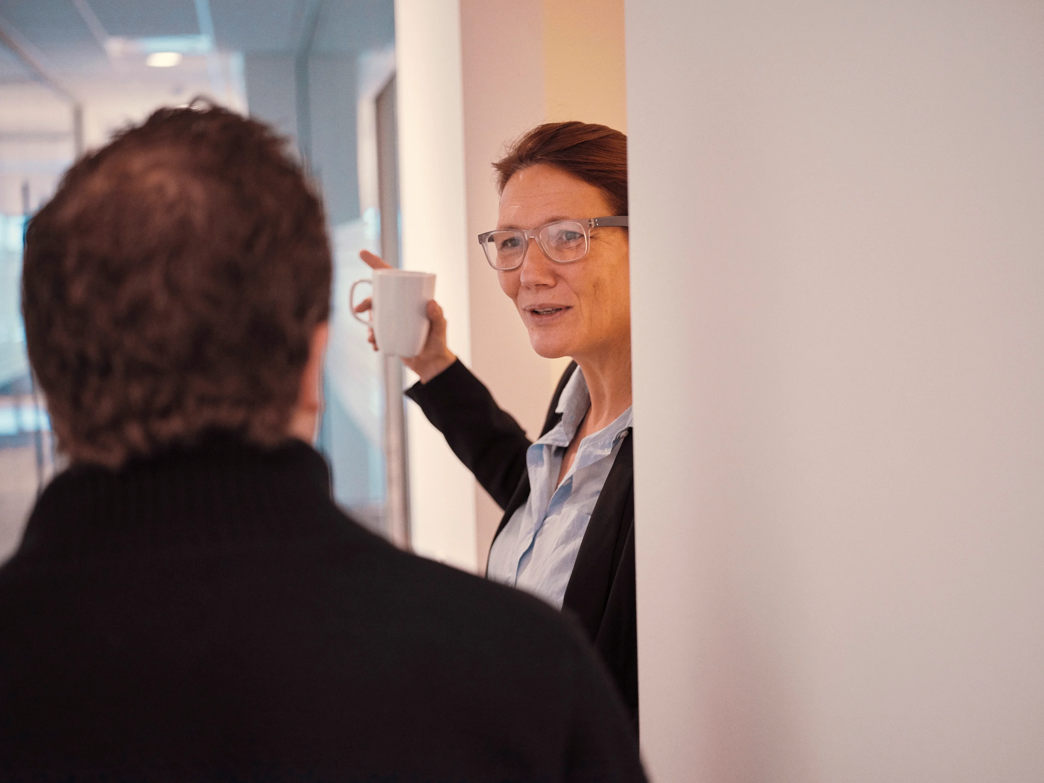 En kvinde fører en dialog på sin arbejdsplads